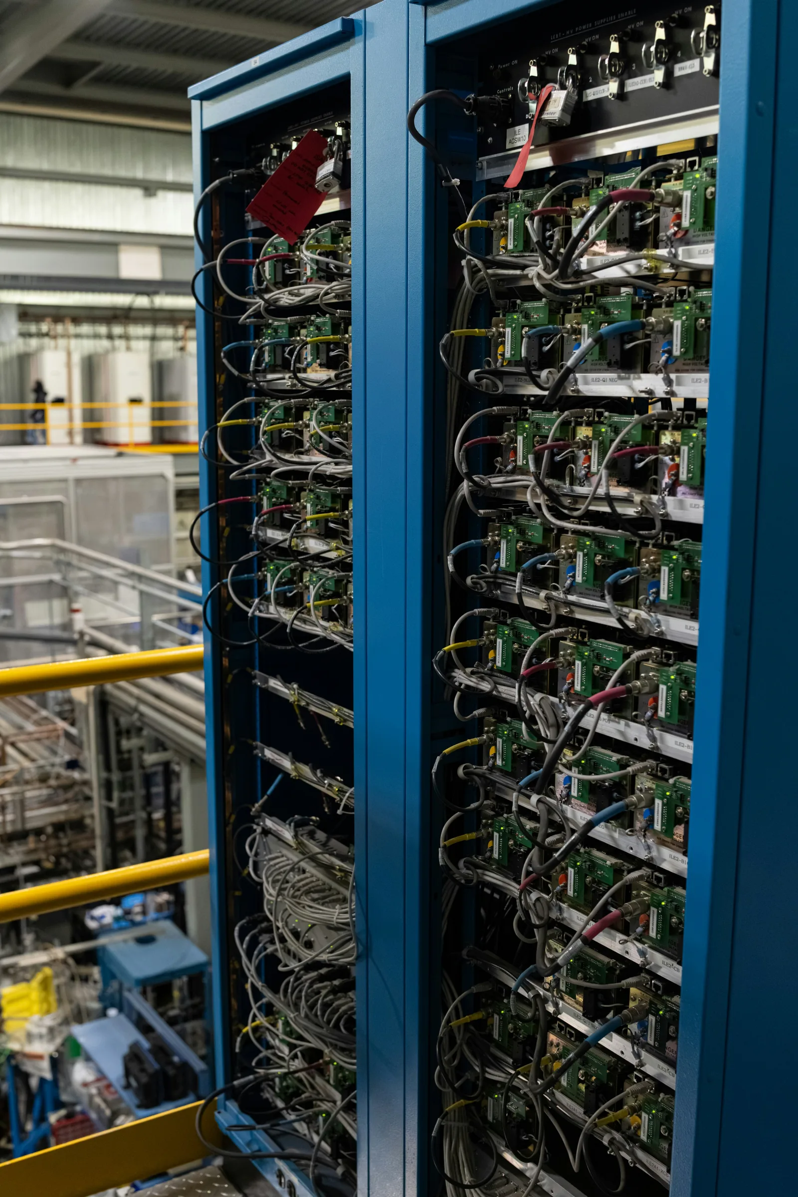 High-availability communications equipment rack